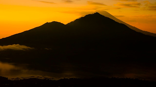 巴图尔湖的日出，阿贡火山和阿邦的背景。巴厘岛视频素材