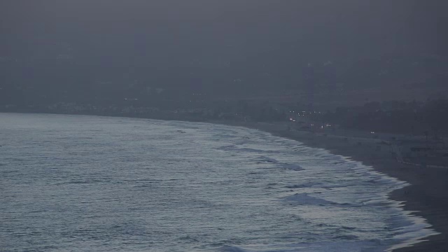 美丽的加州海滩和太平洋。日落后的马里布海滩。鹈鹕。视频素材