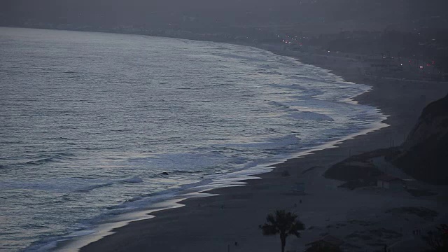 美丽的加州海滩和太平洋。日落后的马里布海滩。鹈鹕。视频素材