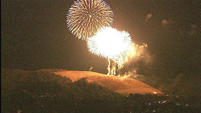 若久草山火葬仪式上，烟花在夜空中绽放。视频素材