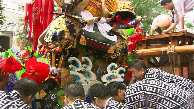 日本福冈市，男人们在山正大山游行后拆除游行花车。视频素材