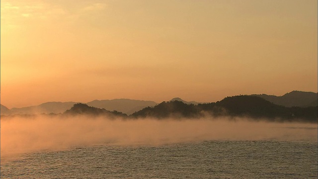 炽热的太阳照耀着雾蒙蒙的内海。视频素材