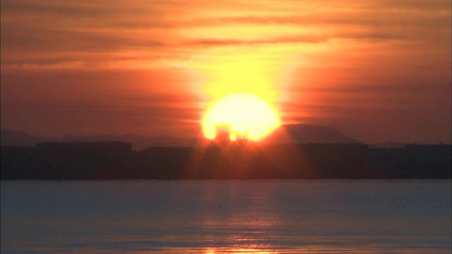 太阳在日本松干海滩附近的地平线上休息。视频素材