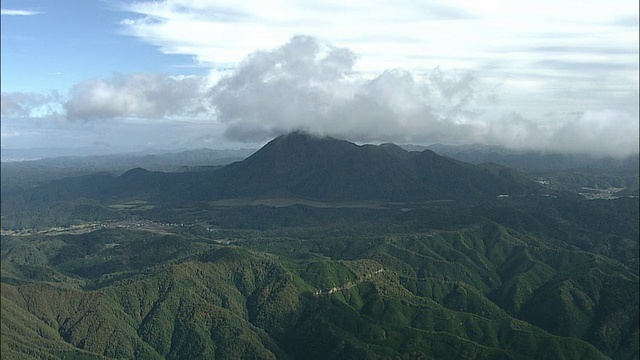 桑贝山附近的一个山谷里飘着云。空中拍摄视频素材