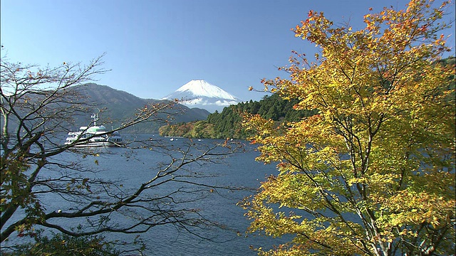 白雪皑皑的富士山位于日本的欣之子湖后面。视频素材