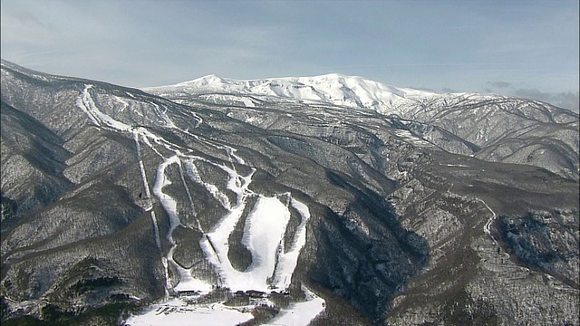 雪填满了灶山的裂缝。空中拍摄视频素材