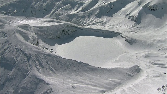 雪填满了灶山的一个火山口。空中拍摄视频素材