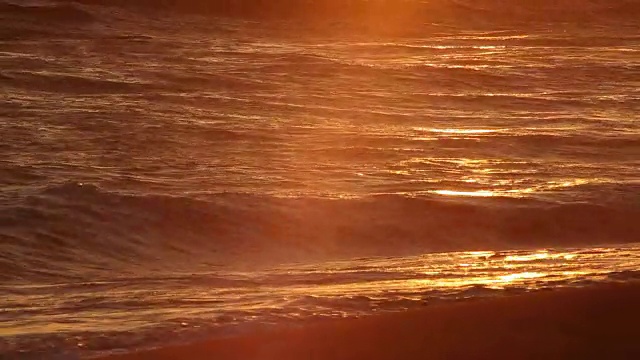 太平洋海浪上的橙色晚霞:加利福尼亚马里布视频素材