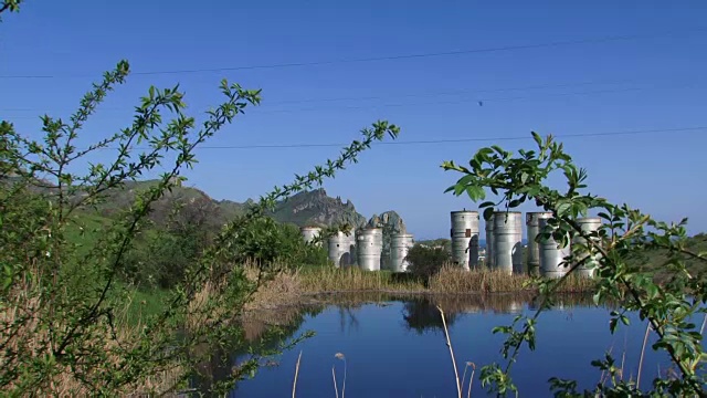 湖泊附近污水处理厂的建筑视频下载