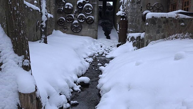 小溪流水淙淙，雪花瀑布淙淙。视频素材