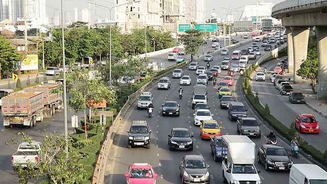 在高速公路上开车，交通高峰期视频下载