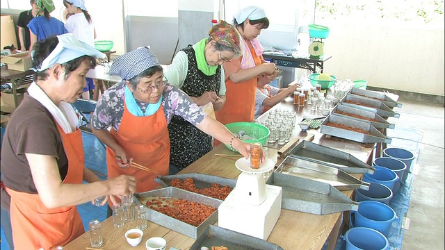 女人会把海胆装起来，并称它的重量。视频素材