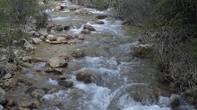 石头间的流水视频素材