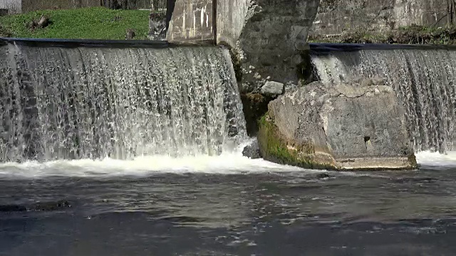 逆流坝过河，瀑布流水。视频素材