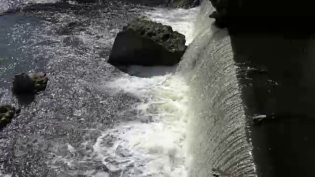 废弃的混凝土大坝和河流瀑布水流。视频素材