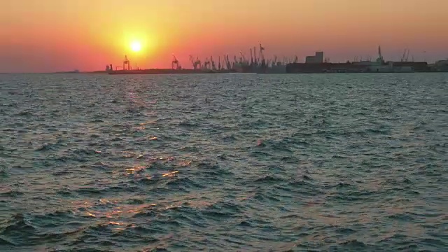 海浪和金色的夕阳视频素材