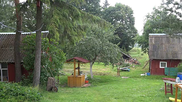 木制的村庄房屋和大雨。视频素材