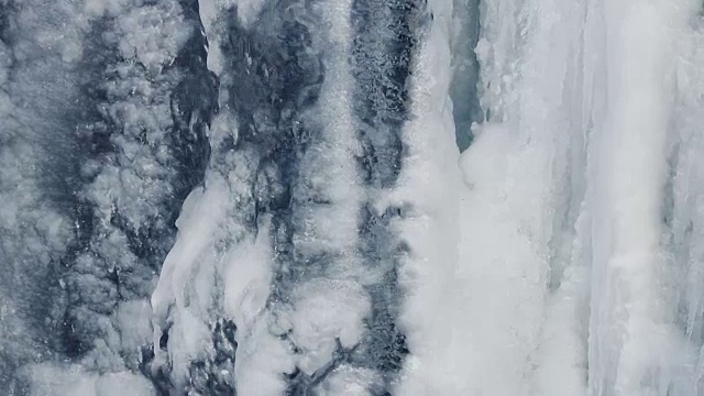 冰的背景。冰的表面。冰冷的瀑布。水在冰下流动。近距离视频素材