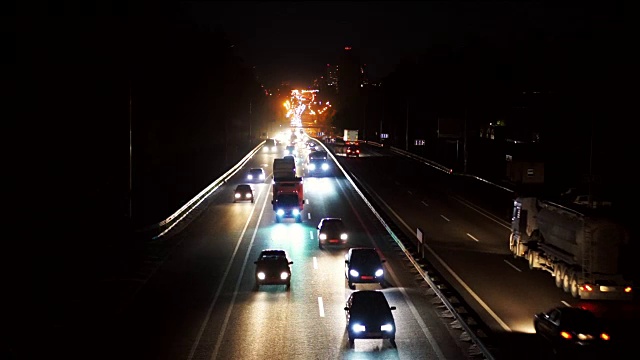 夜晚的交通灯，许多汽车在高峰时间在高速公路上缓慢行驶视频素材