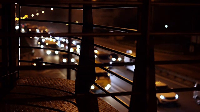 许多开着灯的汽车在州际公路上缓慢行驶，交通拥挤视频素材