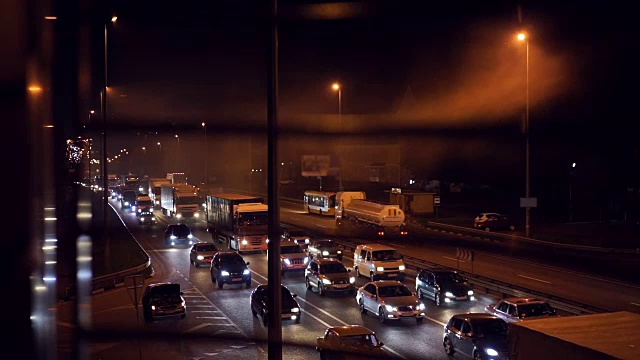 特大城市的道路在晚上，交通繁忙。浓雾漂浮在空气中，污染严重视频素材