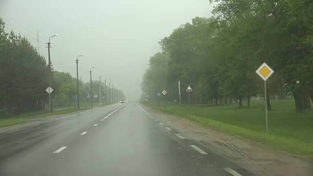 一辆车拍下了镇上街道上的雨视频素材