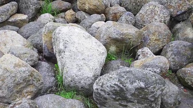 群巨石横卧于野外，自然地质背景，淘金观视频素材