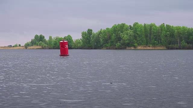 红色浮标漂浮在淡水河上视频素材