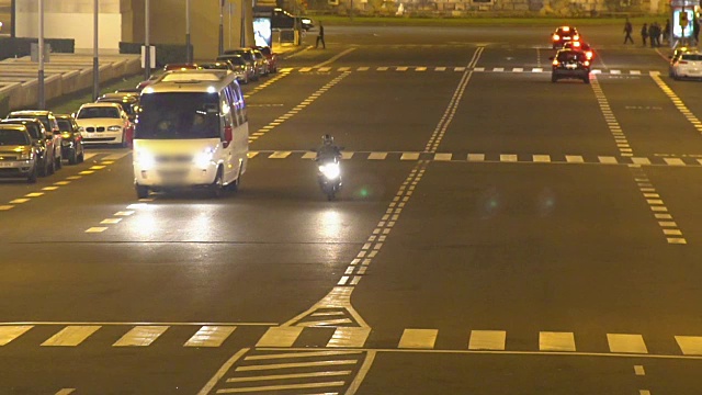 汽车在巴塞罗那市中心行驶，夜间，交通，交通视频素材