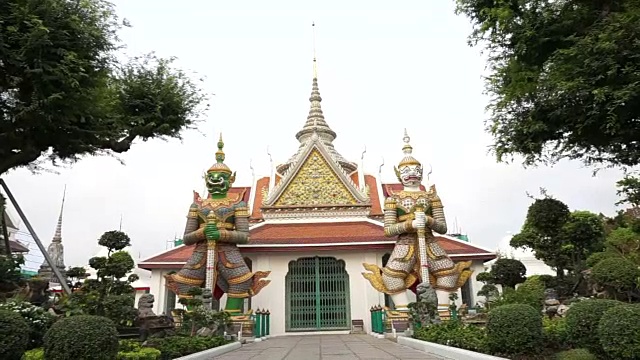 巨大的雕像围绕着黎明寺，wat Arun，曼谷的地标，泰国视频素材