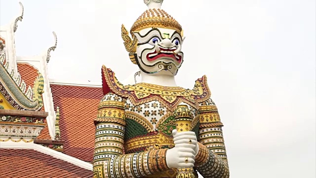 巨大的雕像围绕着黎明寺，wat Arun，曼谷的地标，泰国视频素材