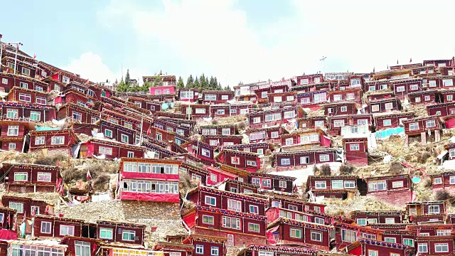 Larung Gar(Larung Five Sciences Buddhist Academy)。这是中国四川色达著名的喇嘛庙。视频素材