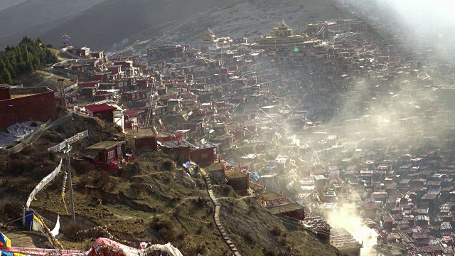 Larung Gar(Larung Five Sciences Buddhist Academy)。这是中国四川色达著名的喇嘛庙。视频素材