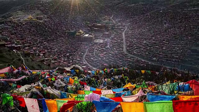 Larung Gar(Larung Five Sciences Buddhist Academy)。这是中国四川色达著名的喇嘛庙。视频素材