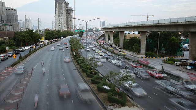 高速公路驾驶，高峰时间，繁忙的交通时间流逝视频下载