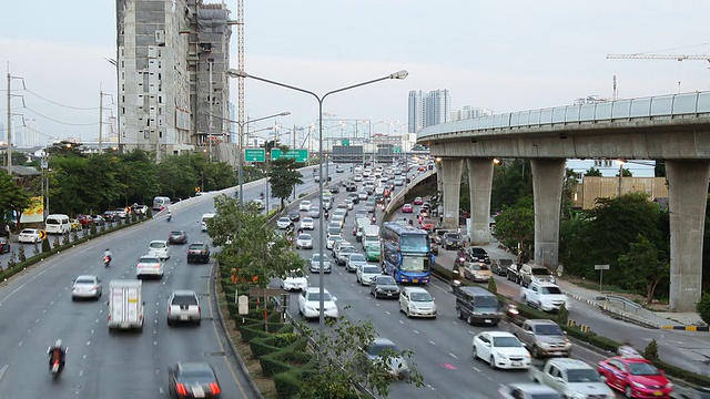 高速公路驾驶，高峰时刻繁忙的交通时间推移放大视频下载