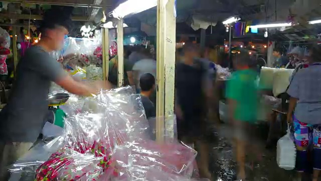 时光流逝鲜花市场(Pak Khlong Talat)在曼谷。卖花的商人和商人越来越多，买花的人越来越多。它是泰国曼谷最大的鲜花批发零售市场视频素材