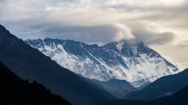 位于尼泊尔的喜马拉雅山脉。Nuptse山，Everest山和Ama Dablam山。视频素材