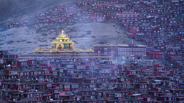 Larung Gar(Larung Five Sciences Buddhist Academy)。这是中国四川色达著名的喇嘛庙。视频素材