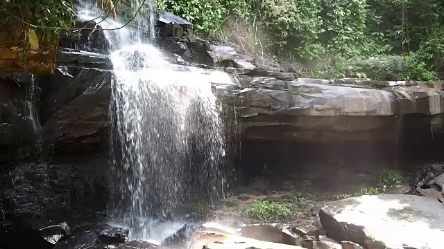 古古德的小热带雨林瀑布视频素材