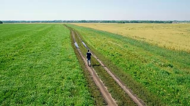 航拍:跑步运动员。男性跑步者在户外慢跑。体育运动视频素材