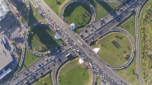 繁忙交通路口鸟瞰图视频素材