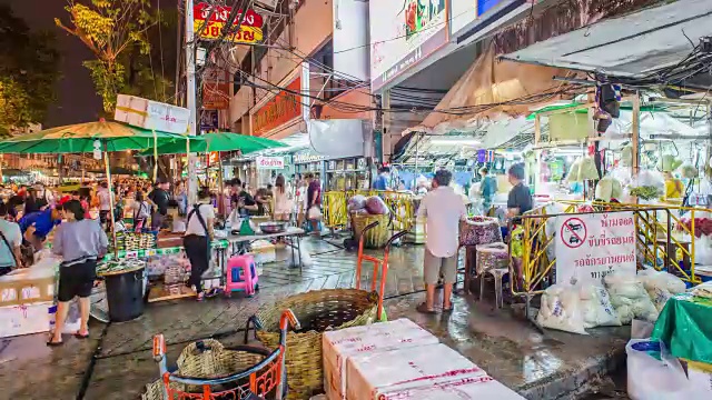 时光流逝鲜花市场(Pak Khlong Talat)在曼谷。卖花的商人和商人越来越多，买花的人越来越多。视频素材