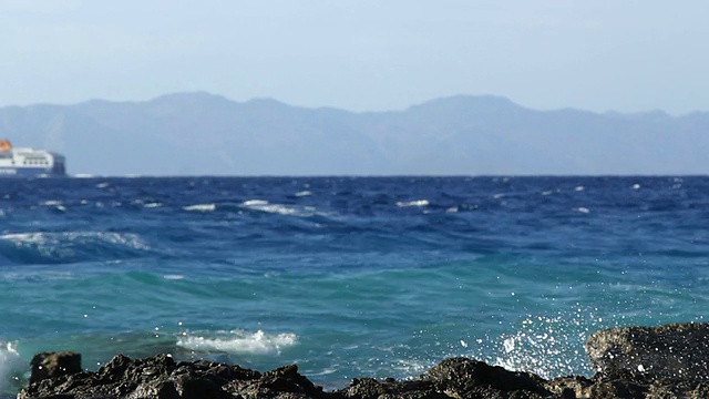 旅游业。在波涛汹涌的海面上载着游客的游船视频素材