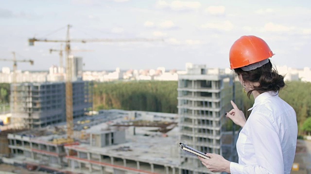 女建筑师视察工地视频素材