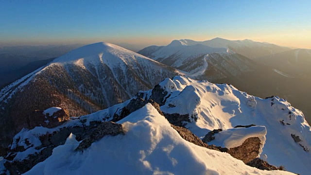 冬季的山峰- Roszutec -斯洛伐克山，时间流逝视频素材