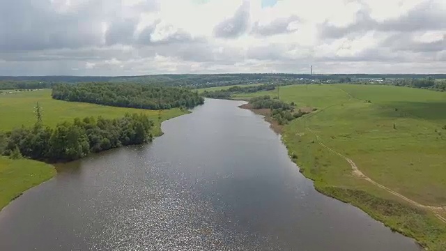 鸟瞰图。风景的田野，湖泊视频素材