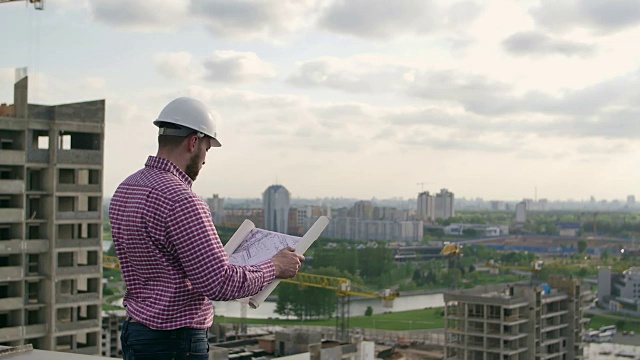 建筑师看着项目，关闭图纸视频素材