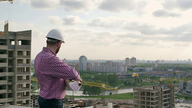 男建筑师关掉图纸离开视频素材