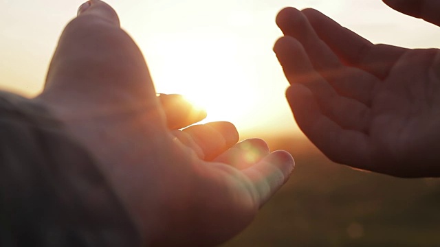 夕阳西下时，递给妈妈和宝宝视频素材